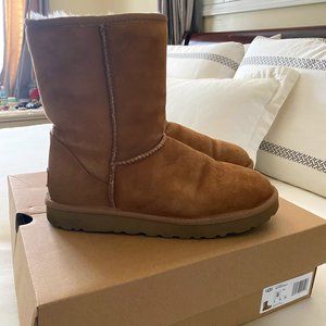 UGG CLASSIC SHORT II IN CHESTNUT SIZE 8